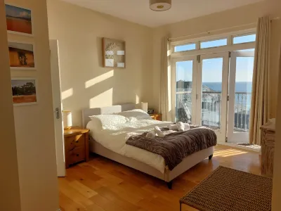 Beautiful modern 3 bedroom penthouse, a stone's throw from the beach. Các khách sạn ở 