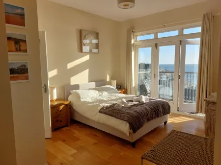 Beautiful modern 3 bedroom penthouse, a stone's throw from the beach.