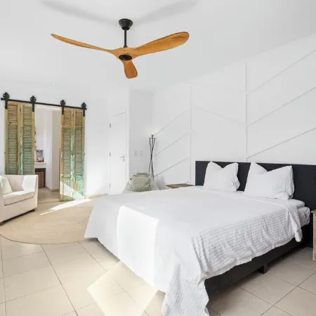 Charming apartment with AC in living, garden and walking distance to the ocean!