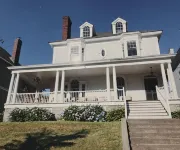 Beautiful, large, historic 6 bedroom home. - Wifi