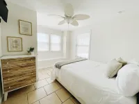 Cheerful, beach block 3-bedroom home! Hotel in zona JiLLy’s Arcade