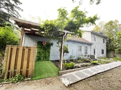 3 Bedrooms Cottage W LAKE VIEWS, beside waterfront trail and steps from beach Fountain of Youth Salon and Spa附近的飯店