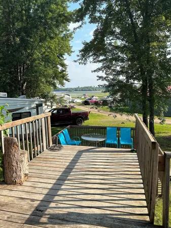 Cozy two bedroom cabin shores of Lake Nipissing. Enjoy the pool and lake views. Отели в г. Ниписсинг