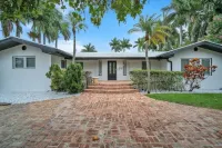 4K SQFT Home Heated Pool with Game Room Hotels in Downtown Hollywood