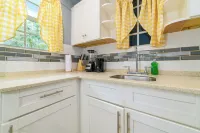 Charming 2-bedroom apartment in Buckleys with WiFi, AC Hotels in Buckleys