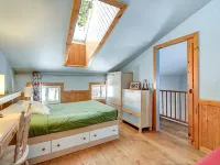 Large 9-acre retreat for families and friends in the woods with wood-fired sauna