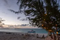 Pool, Beachfront Villa, 16 Ppl, Chef, Boat Tours, Starlink, BBQ Hotels in Moore Hill