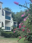 Water front, Minutes walk to beautiful Cowpet Bay Beach, pool, Bar& Restaurants.