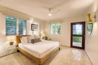 R HOUSE on Steps Beach in the Tres Palmas Marine Reserve