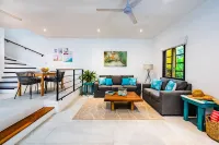 Cozy 2 bedroom condo with pool, steps from the beach