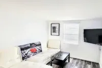 Retro Cottage -  Short Walk to Wilton Dr. ,WIFI, Free Parking