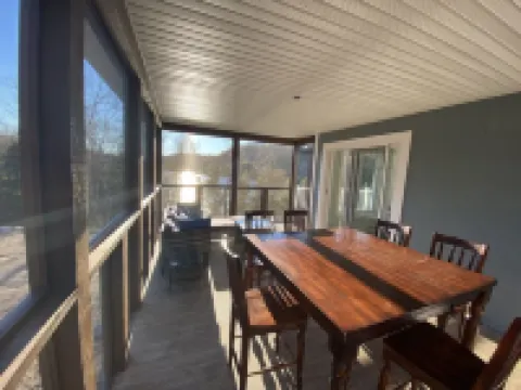 La Belle Bleue sur le Lac, 4 bedrooms, 2 bathrooms, Spa, indoor and outdoor fireplaces Hotels in Antoine-Labelle Regional County Municipality