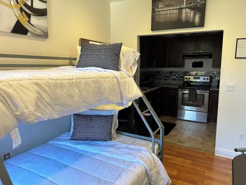 Nice one bedroom apartment for short getaways or temporary housing w/ fast WiFi
