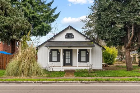2-Bedroom Bungalow nestled close to Urban Centers Отели рядом с достопримечательностью «Interstate Bridge»