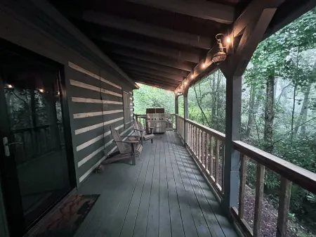 Modern amenities in a rustic landscape Отели рядом с достопримечательностью «Fred W. Symmes Chapel»