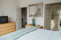 3-bedroom apartment. 10min away from CathedralTranvia stops in front of it. Hotels in 