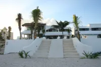 Villa Tortuga, Secluded Beach Front Condo w/ Private Pool + Jacuzzi!