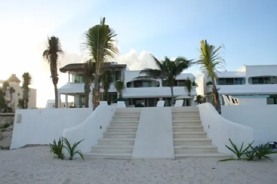 Villa Tortuga, Secluded Beach Front Condo w/ Private Pool + Jacuzzi!