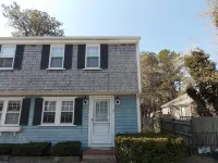 Comfortable Townhouse Walk To Beach with AC and private yard