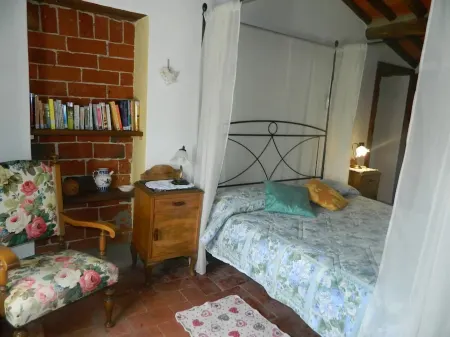 Tuscan-style farmhouse, surrounded by greenery, between Lucca, Pisa and Florence