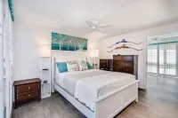 Top Remodel of a gorgeous Diamond Head Oceanfront Lanai Condo - Sleeps 4 Hotels in Diamond Head