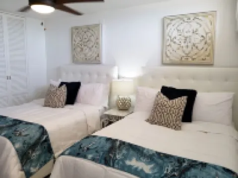 GORGEOUS 2BD/2 BATH ON THE BEACH! DESIGNER APT.LUX! BEST LOCATION.