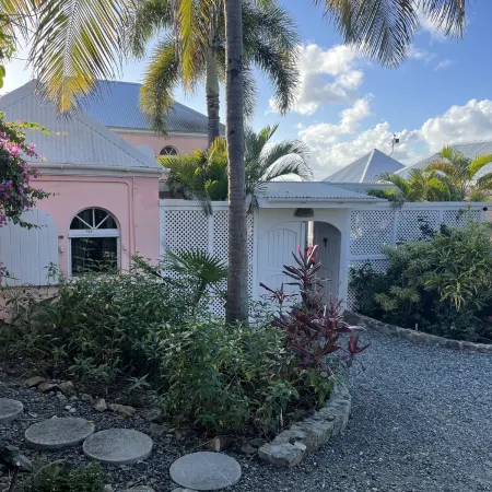 Coconuts: Indoor/Outdoor Living, Spa, Heated Pool & Privacy!