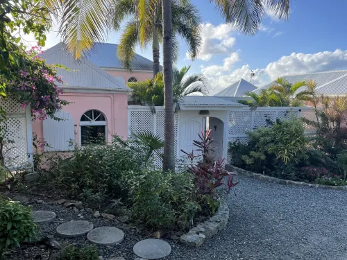 Coconuts: Indoor/Outdoor Living, Spa, Heated Pool & Privacy!