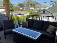 New 2 bedroom carriage house, a block from the Okanogan lake, close to downtown.