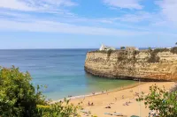 2 bedroom apartment with swimming pool 2m from Sra. da Rocha beach.