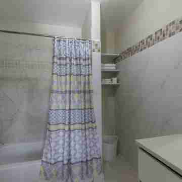 "The Oasis" PH 1 BR with AC, WiFi, complimentary Netflix & 24/7 security. Rooms