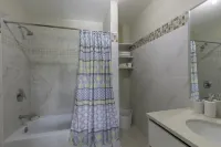 "The Oasis" PH 1 BR with AC, WiFi, complimentary Netflix & 24/7 security.