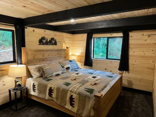 Cozy Timber Cabin 13 miles to Yellowstone National Park!