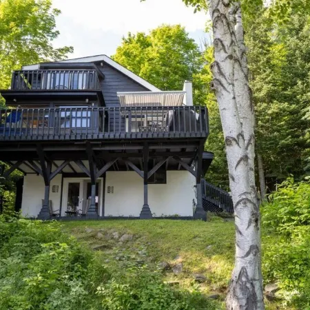 All season Cottage with 3 decks + sun room