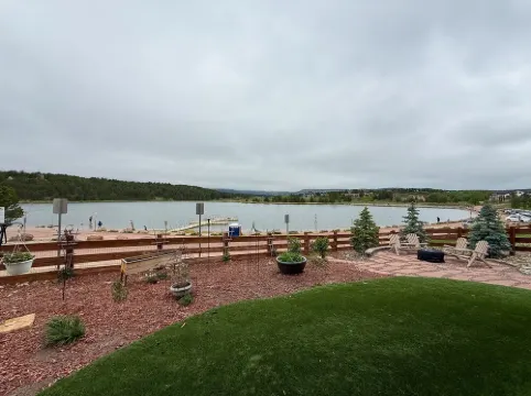 Beautiful 2 BR. Lake Side home pvt entrance. Walkout to Monument Lake. Sleeps 6
