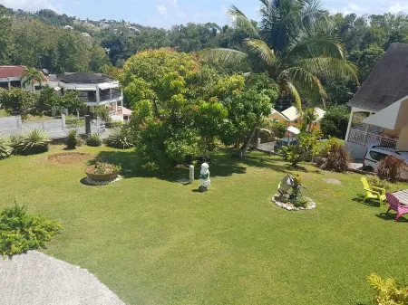 Bottom of villa for rent, seasonal rental Отели рядом с достопримечательностью «Grande Baie»