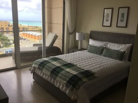 ROYAL PENTHOUSE-New stunning two storey penthouse condo with roof top terrace Отели в г. Eagle Beach