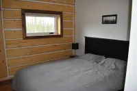 Beautiful relaxing Log Chalet with amazing view of Saint-Elias Mountain range. Hotels in 