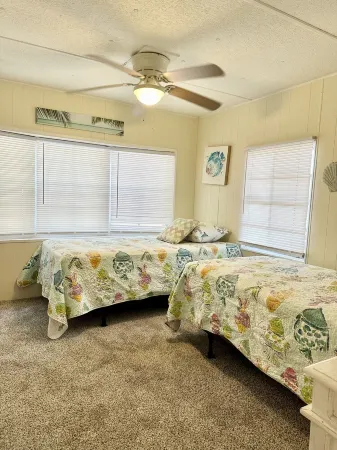 Booking Now for Your Next Vacay. Quiet Location: Sunset Cottage 1 of 2! Отели рядом с достопримечательностью «Парк Сансет Бич»