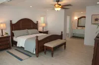 Beautifully newly renovated 3 BR/4 BA condo footsteps from the beach.  호텔