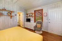 Oceanview Bird's Nest Studio at Paradise Point Hotel di First Bight