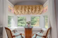 Room 2 at The Warwick Inn – Cozy Elegance in the Heart of Town Hotels in Warwick