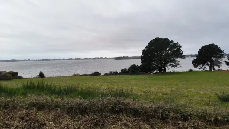 Architect house on the banks of the Auray river on 2000 m2 of pine forest Отели в г. Бадан