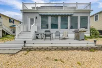 Waterfront Gem w/ Dock: 3 Mi to Fenwick Island Fun - Homestays