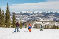 레드어닝의 4 베드룸 플러스 덴 플래티넘 타운홈, 리프트까지 걸어서 이동 가능