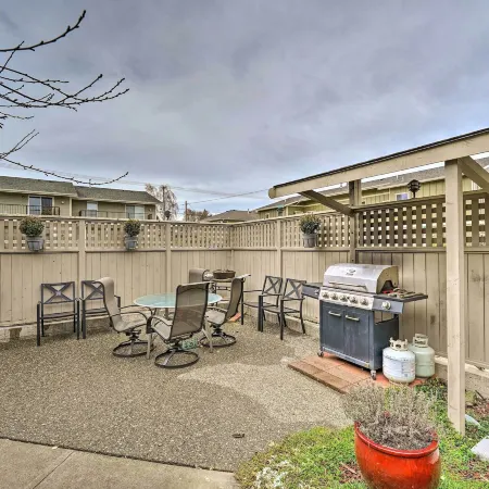 Central Apt Private Fireplace and Patio Access