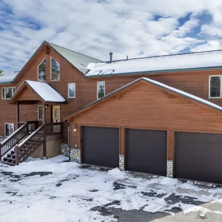 Mountain Peak 4 Bedroom Home by RedAwning