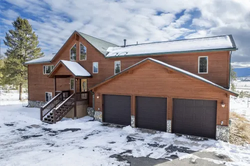Mountain Peak 4 Bedroom Home by RedAwning - Parking