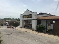 Midway Budget Inn - parking
