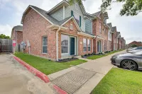 Central College Station Townhome w/ Community Pool - Apartments